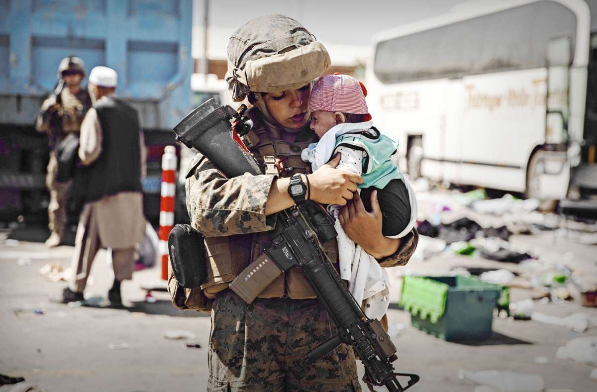 US-Soldatin am Flughafen: Auch Kinder mussten gerettet werden.