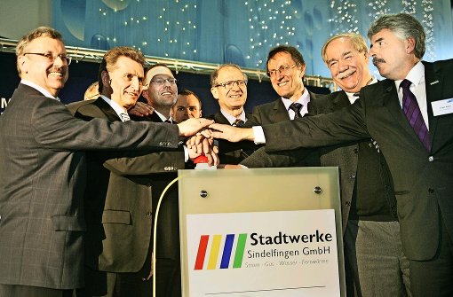 Vor sieben Jahren ging das Flugfeld ans Glasfasernetz. Damals dabei waren auch  Ex-Ministerpräsident Günther Oettinger (zweiter von links), rechts daneben Sindelfingens OB Bernd Vöhringer, der frühere OB Alexander Vogelsang und Landrat Roland Bernhard. Foto: factum/Archiv