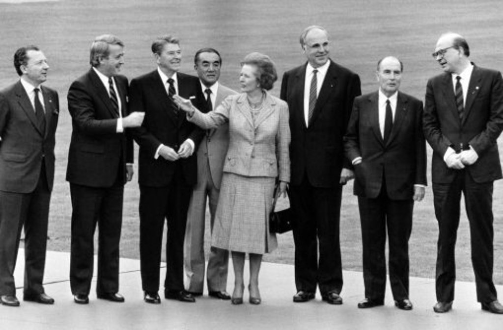 ...oder beim Wirtschaftsgipfel am 3. Mai 1985 im Palais Schaumburg. Auch in der Männerrunde mit dem damaligen Präsidenten der EU-Kommission, Jacques Delors, Kanadas Premier Brian Mulroney, US-Präsident Ronald Reagan, dem japanischen Premierminister Yasuhiro Nakasone, dem Gastgeber Helmut Kohl, dem französischen Staatschef Francois Mitterrand und Italiens Premier Bettino Craxi (von links) schien die britische Lady tonangebend. Noch heute rauchen EU-Diplomaten in Brüssel die Köpfe, wenn es etwa um den von Thatcher 1984 herausgefochtenen "Britenrabatt" geht, der Großbritannien günstigere Netto-Zahlungen in den EU-Topf garantiert.