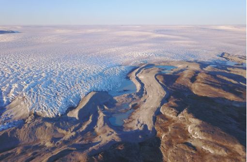 Der Rand des grönländischen Eisschildes endet nahe einer Felslandschaft. Die Gletscher  Grönlands schmelzen aufgrund des  Klimawandels immer schneller. Foto: Jason Briner/University At Buffalo/PA Media/dpa