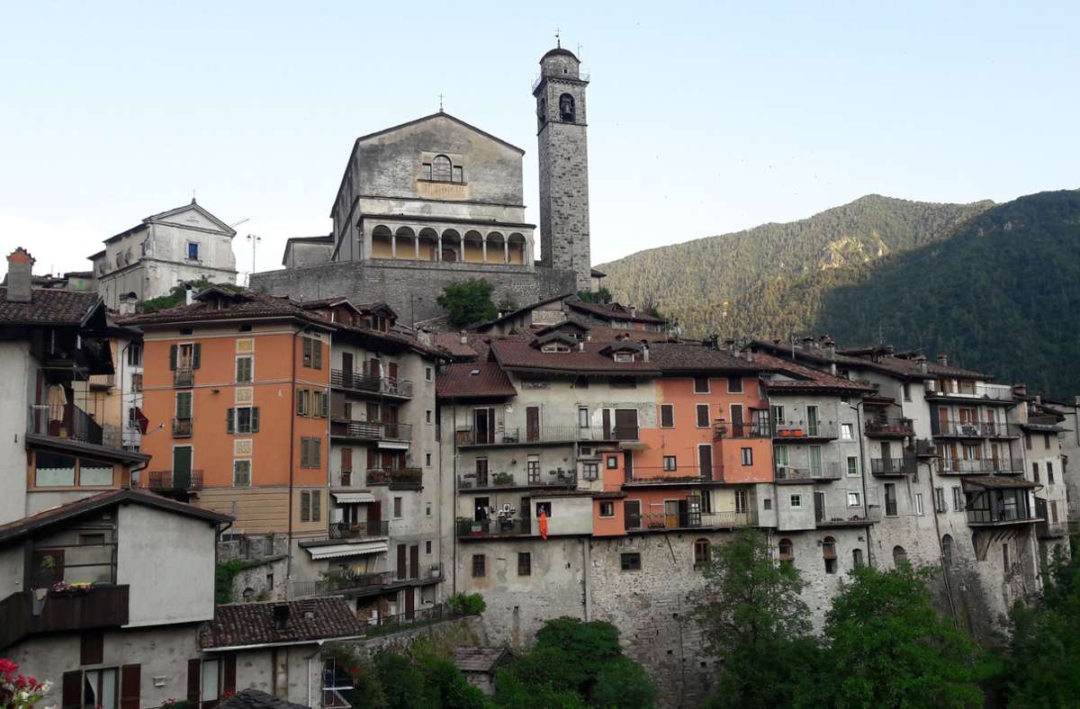Das Bergdorf Bagolino mit der Kirche San Giorgo.