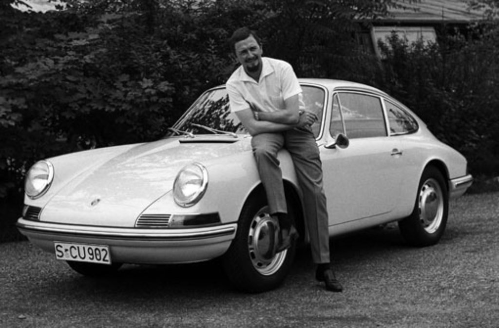 1963: Ferdinand Alexander Porsche vor dem Porsche 901, der nach Druck von Peugeot in 911 umbenannt werden musste.