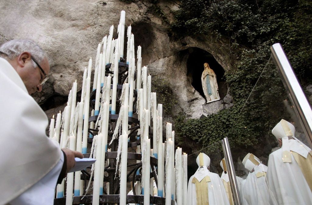 Lourdes-Wasser ist durch unerklärliche Wunder populär geworden. Viele der 69 von der Kirche anerkannten Heilungen sollen mit ihm in Verbindung stehen.