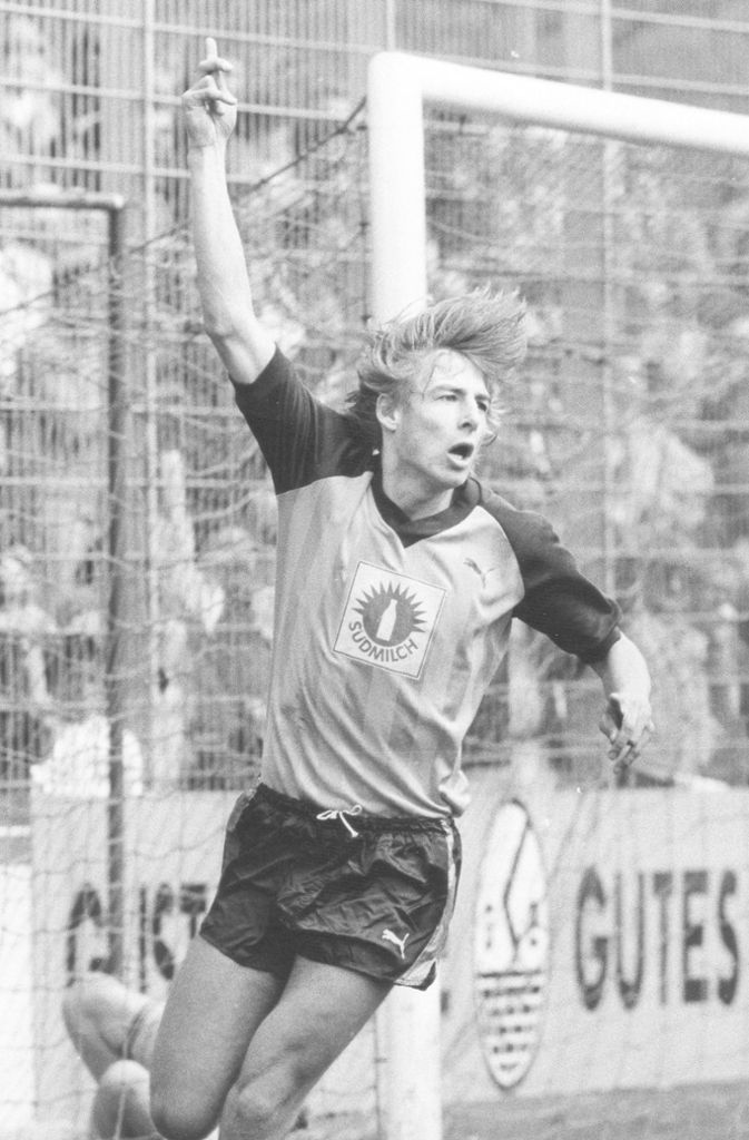 Als 14-Jähriger unterschrieb Jürgen Klinsmann seinen ersten Vertrag als Fußballer und wechselte zu den Stuttgarter Kickers, bei denen er später, in der Saison 1982/83 in der zweiten Liga spielte. In der Spielzeit darauf erzielte der pfeilschnelle Stürmer (11,0 Sekunden über 100 Meter) 19 Treffer.