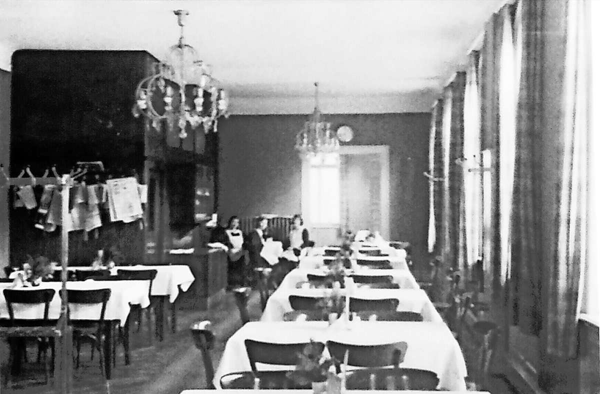 Das „Excelsior“ nach der Eröffnung 1931: Blumen auf den Tischen, Zeitungen an der Wand