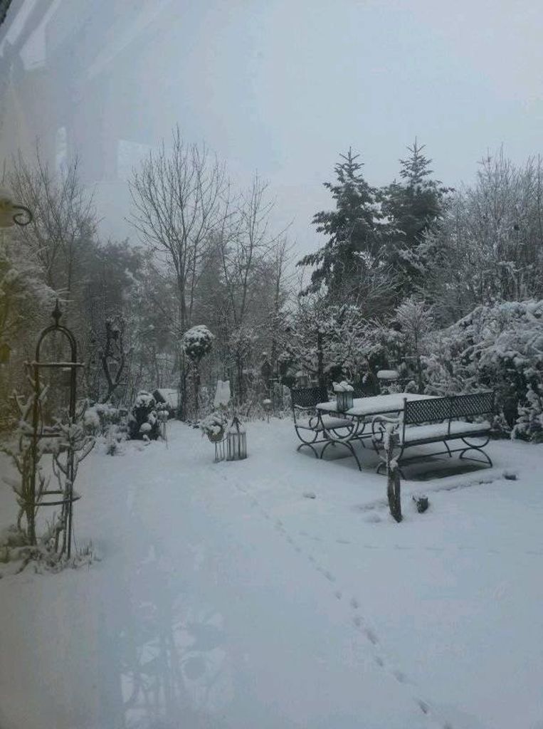 Ein verschneiter Garten im Leonberger Haldengebiet