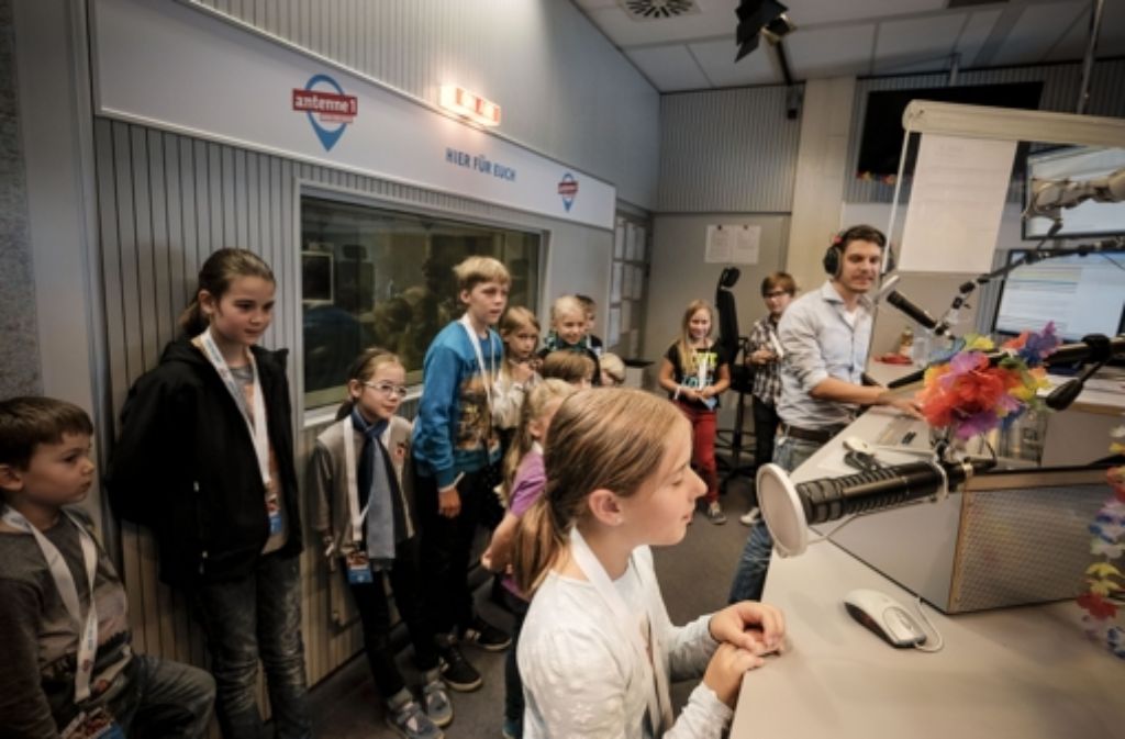 Auch bei Antenne 1 durften die Kinder den Radiomachern über die Schulter schauen – und einmal selbst ins Mikrofon sprechen.