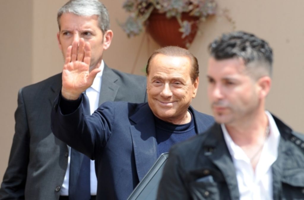 Schwer beeindruckt: Silvio Berlusconi nach seinem ersten Arbeitstag im Seniorenheim.