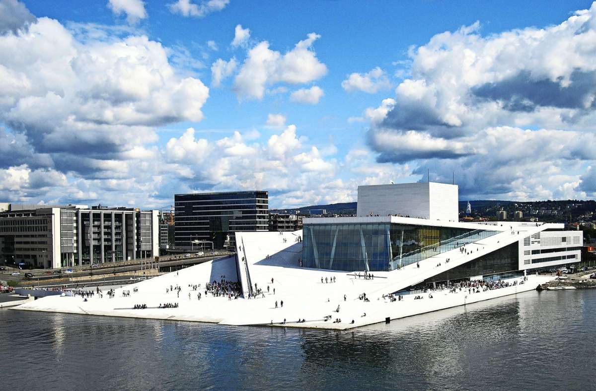 Auch die Osloer Oper nennt Jörn Walter als Beispiel für eine neue Großkultureinrichtung, die erstaunliche gesellschaftliche Impulse ausgelöst hat. Dort entstand 2008 die neue Nationaloper nach den Plänen des Architekturbüros Snohetta – als eine an einem Fjord gelegene Bauskulptur mit begehbaren Dach.