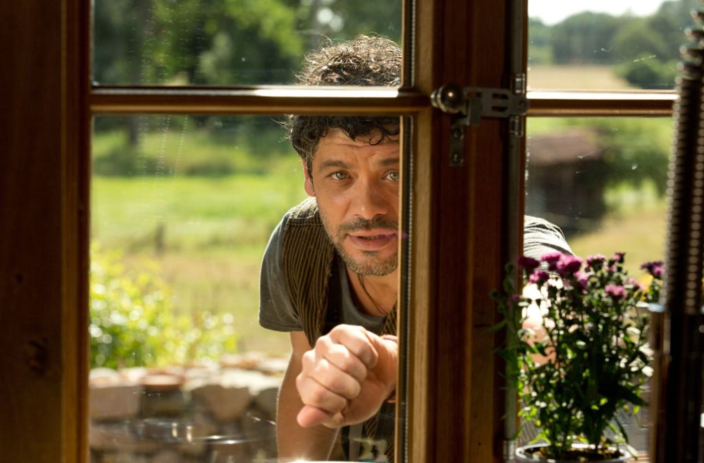 Plötzlich ist Daniel (Carlo Ljubek) da - und klopft bei Katja ans Fenster.