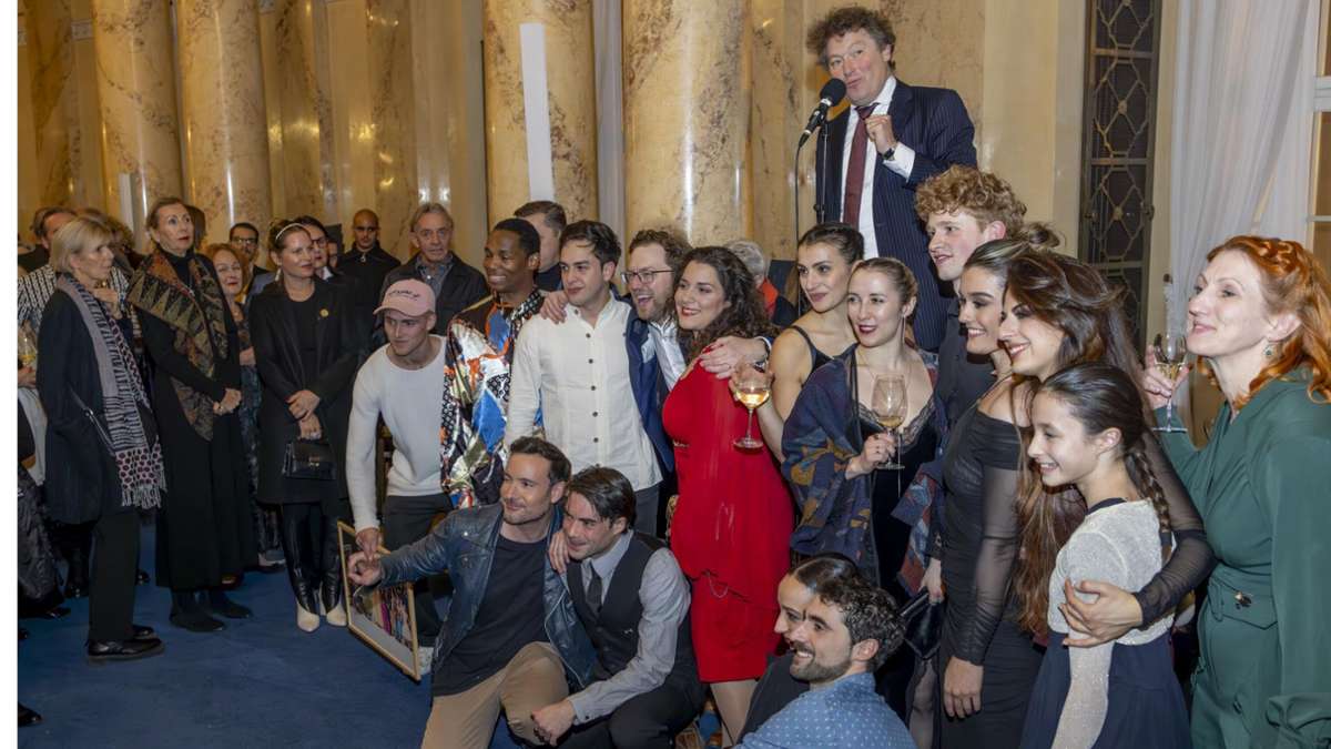Opernintendant Viktor Schoner (oben am Mikro) bedankt sich bei der After-Show-Party im oberen Foyer bei den Mitwirkenden von „La Fest“.