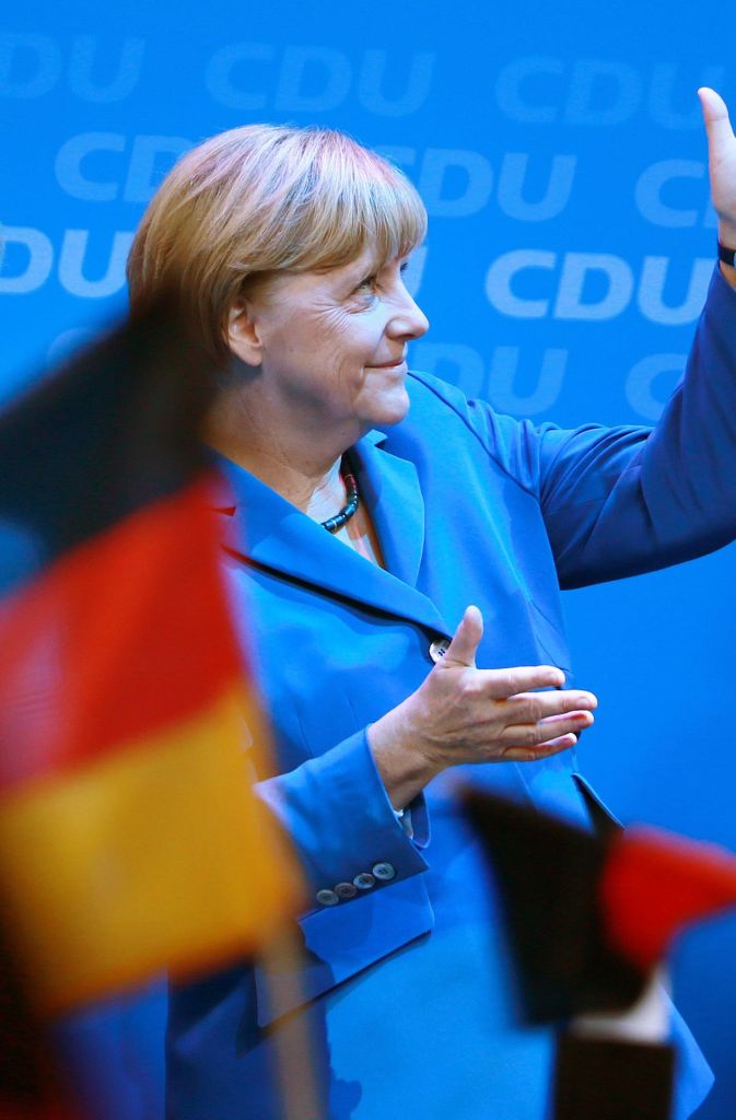 Nach dem knappen Sieg der Unionsparteien bei der vorgezogenen Bundestagswahl 2005 löste Merkel Gerhard Schröder als Bundeskanzler ab und führte eine große Koalition mit der SPD bis 2009 (Kabinett Merkel I).
