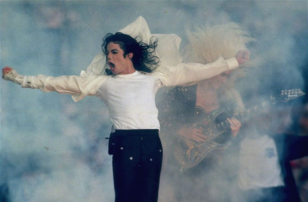 Und natürlich darf der King of Pop nicht in der Ahnengalerie der Super-Bowl-Halbzeitpause fehlen: 1993 begeisterte Michael Jackson die Menschen im kalifornischen Pasadena.