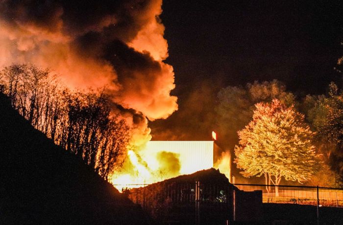 Mehrere Explosionen – Firmenanbau in Flammen