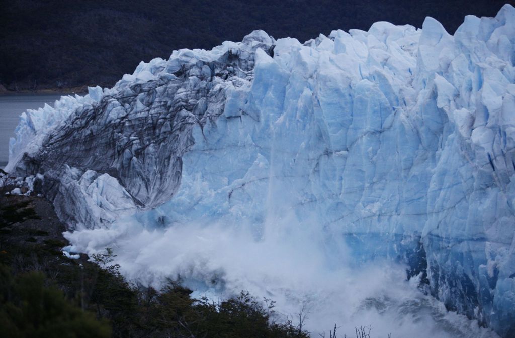 Im Süden Argentiniens hat der Durchbruch des berühmten Gletschers Perito Moreno begonnen - ein Naturschauspiel, das tausende Schaulustige anzieht.