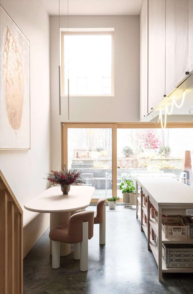 Eine Anerkennung ging an Studio Oink und dieses Wohnhaus für eine dreiköpfuge Familie in New York. Zarte Pastelltöne in der Küche . . .