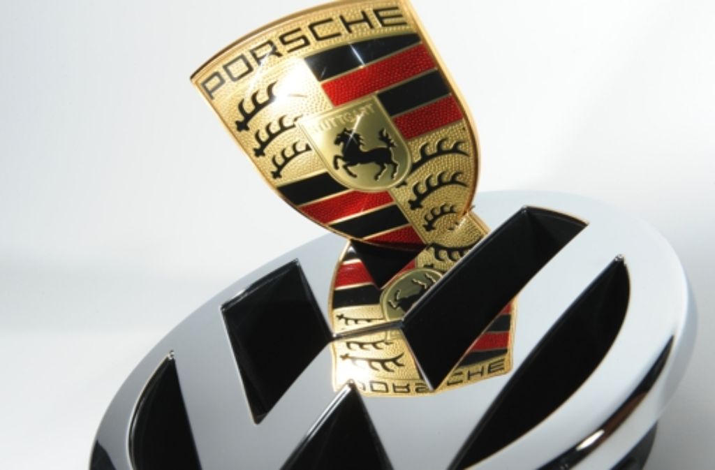 Nach jahrelangen Machtkämpfen und juristischen Streitereien übernimmt VW den Sportwagenhersteller Porsche: Die Chronik einer langwierigen Fusion zweier deutscher Automobilkonzerne.