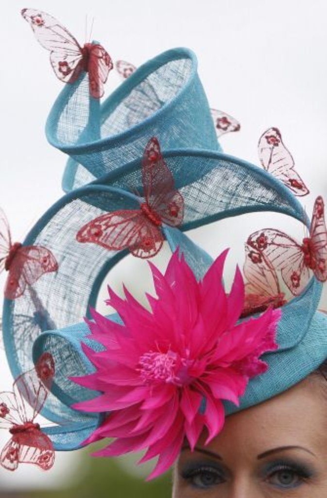 Schmetterlinge und eine rosafarbene Blume bilden einen hübschen Kontrast zu den hellblauen Maschen dieses Huts.