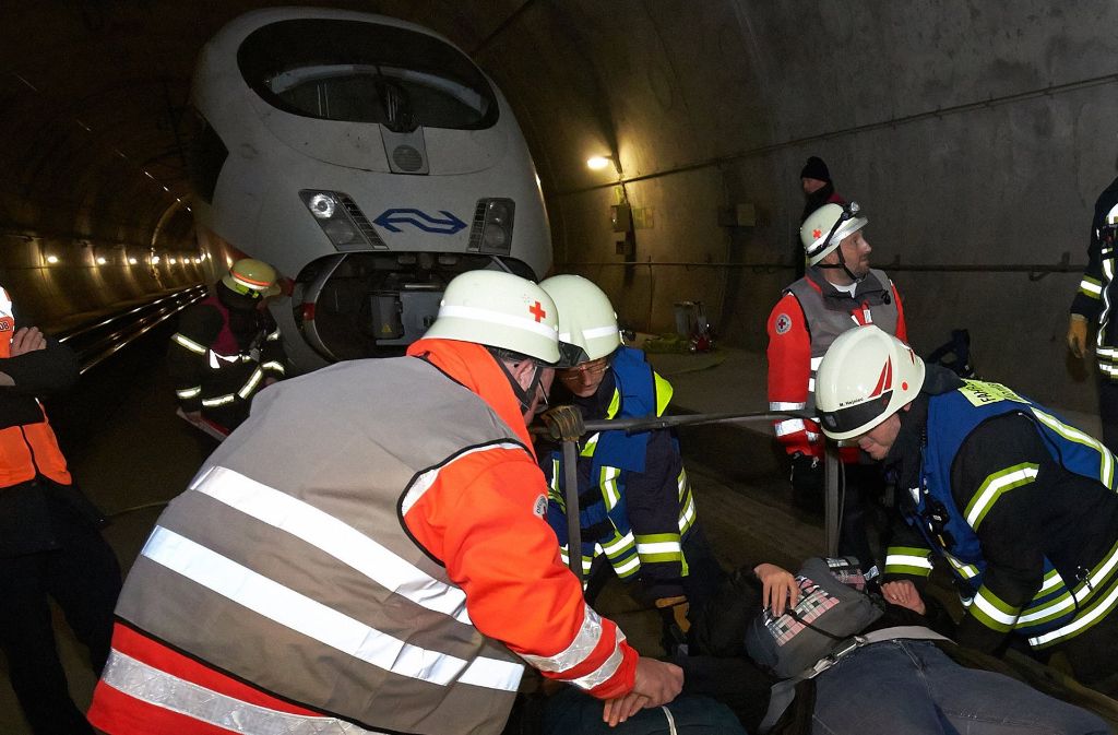 Rettungskräfte haben Ende Oktober in einem Tunnel bei Montabaur auf der Strecke zwischen Köln und Frankfurt die Bergung von Verletzten aus einem ICE geübt. Foto: dpa