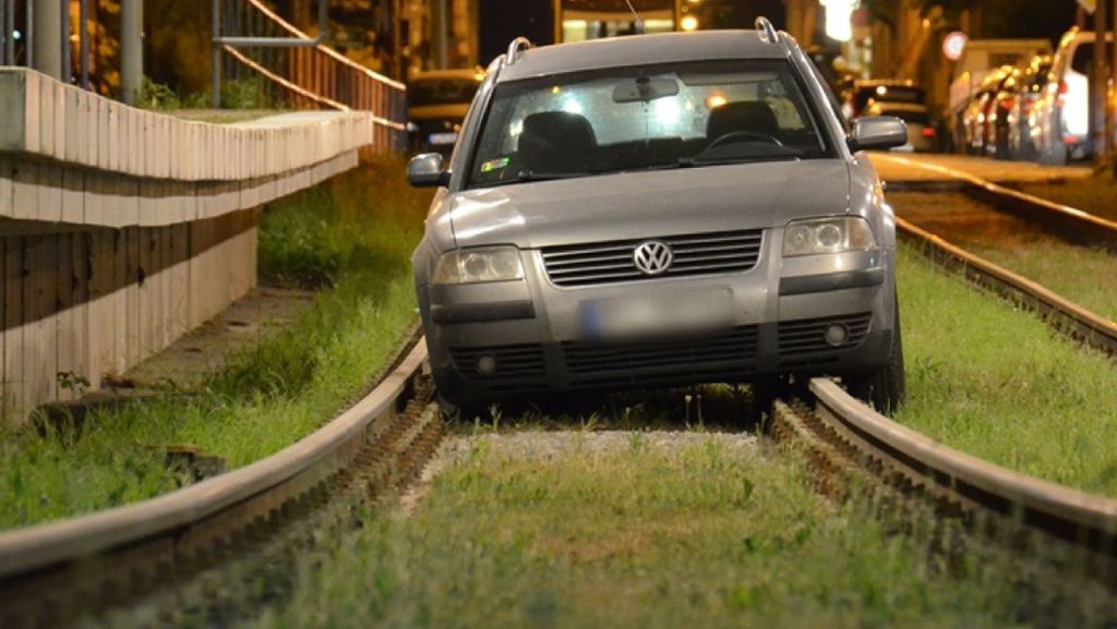 Unfall in Stuttgart: Betrunkener Autofahrer fährt 100 Meter im Gleisbett