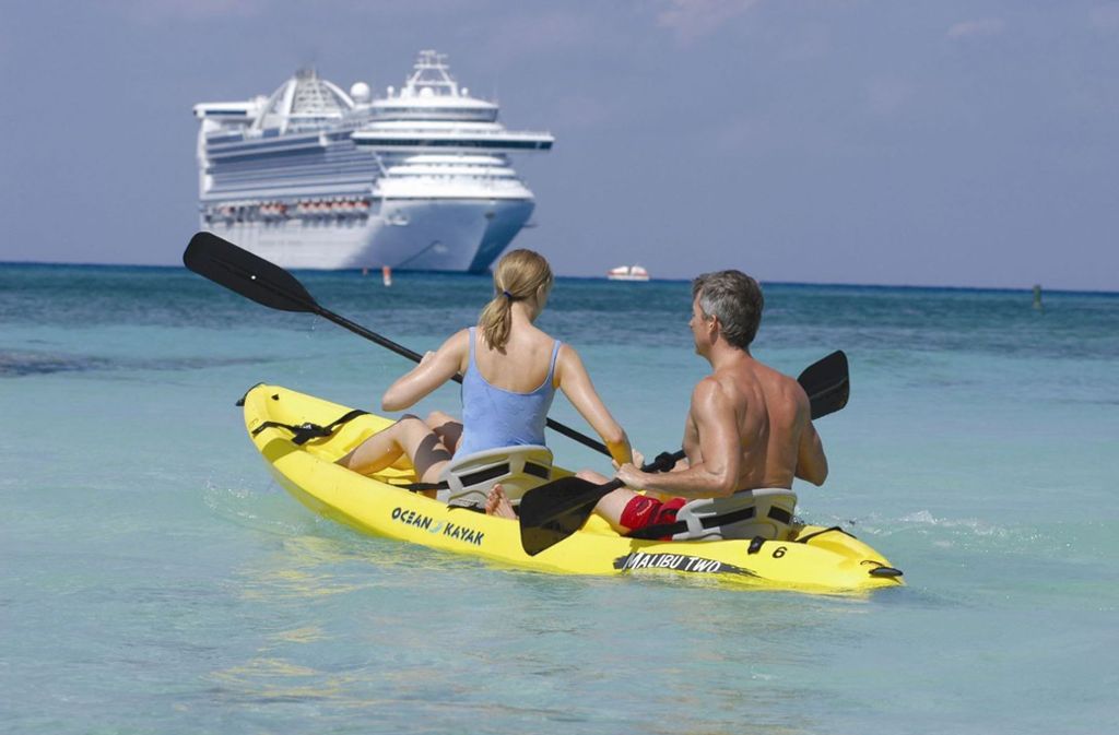 Am Privatstrand werden Aktivitäten wie Schnorcheln oder Kajakfahren geboten. Auch Schiffe von Carnival Cruise Line und P&O Cruises ankern manchmal vor Princess Cays (www.princess.com).