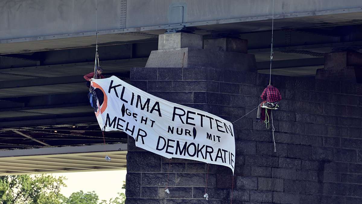 Straßenblockaden in Mannheim: Festnahme nach Prügelattacke auf Klimaaktivisten