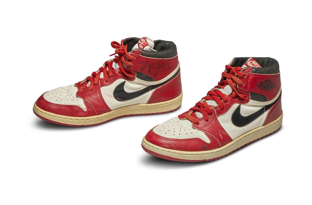 ein Paar Schuhe von Air Jordan wechselt im Mai 2020 bei Sotheby’s für sage und schreibe 560 000 Dollar (etwa 500 000 Euro) den Besitzer. Auch das ein Rekord. Allein in den 20 Minuten der Auktion steigt der Preis um 300 000 Dollar.
