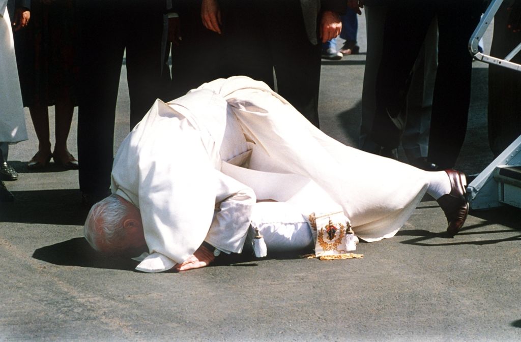 Reisepapst: Das Küssen des Bodens, den er betrat, wurde zum Markenzeichen von Johannes Paul II. (hier 1998 bei seiner Ankunft auf dem Flughafen von Angola).