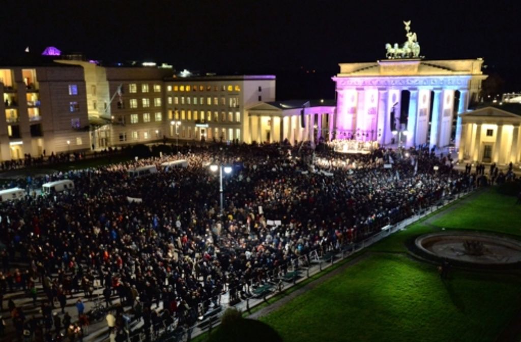 10.000 Menschen hatten sich am Brandenburger Tor versammelt, sagt die Polizei.