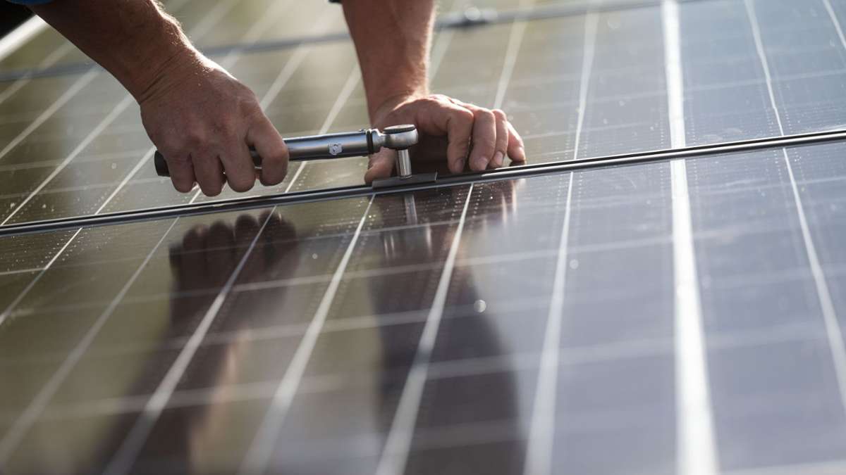 Photovoltaik in Stuttgart: Neue Solaranlage – hilflos in der Warteschleife