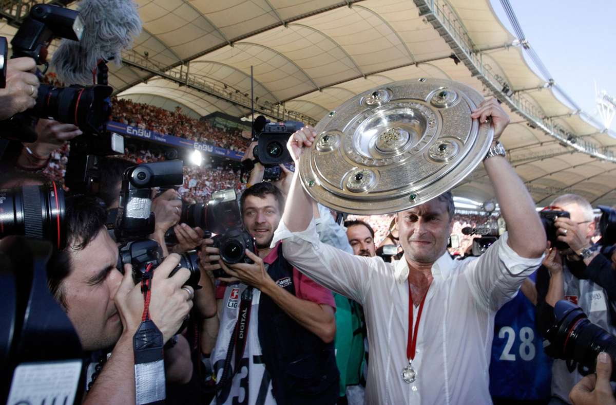 Es ist der fünfte Meistertitel in der Vereinsgeschichte und der größte Erfolg in der Trainerkarriere von Armin Veh. Mit der Meisterschale in den Händen lässt er sich von den Fans feiern.