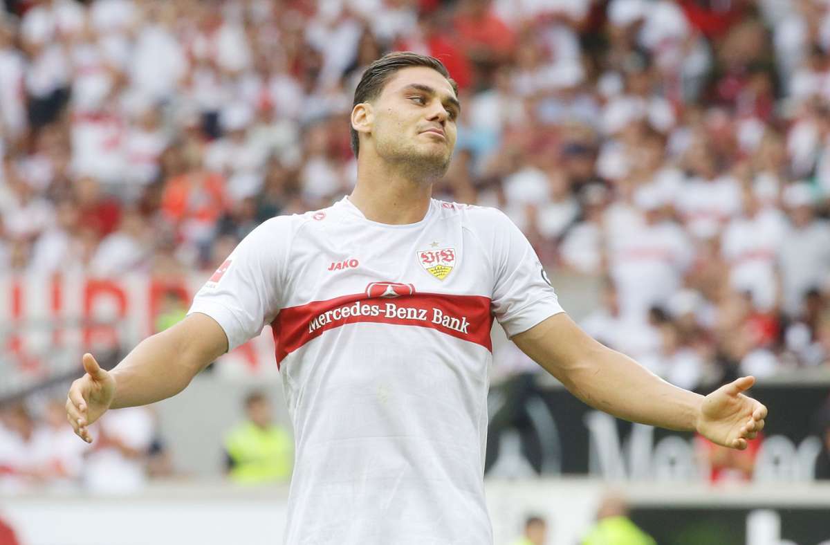 Konstantinos Mavropanos ist die Enttäuschung nach dem 0:1 des VfB Stuttgart gegen den SC Freiburg anzusehen.
