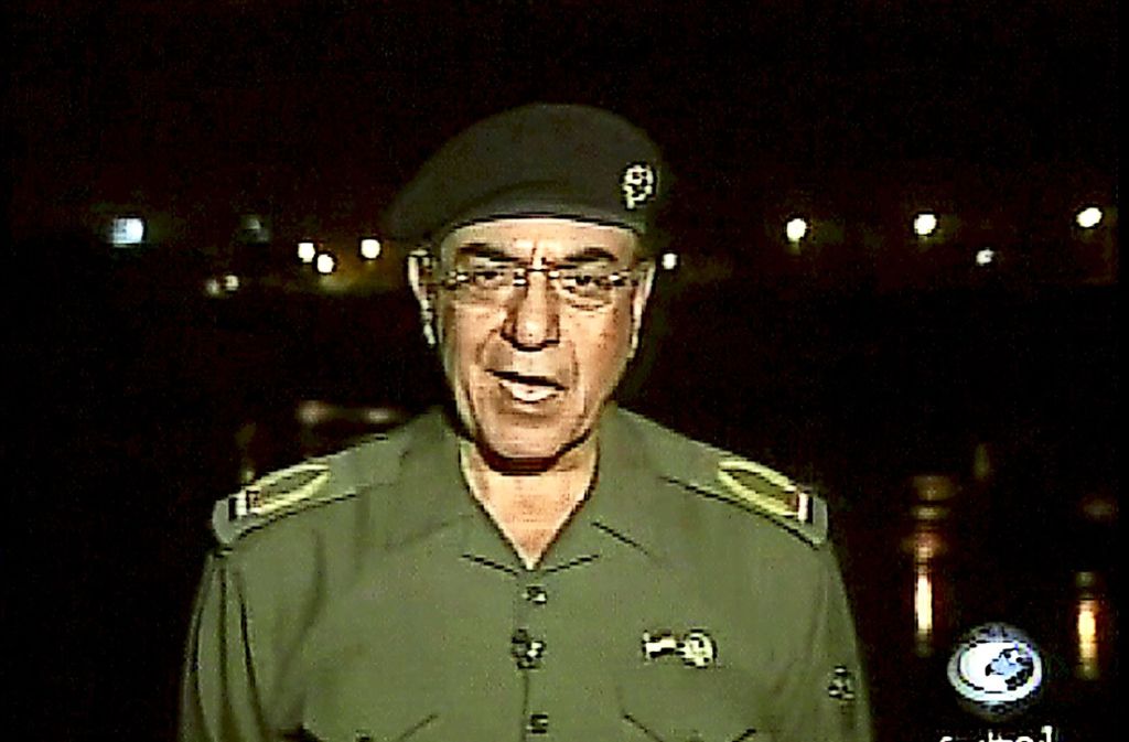 „Es gibt keine amerikanischen Soldaten in Bagdad.“ Saddam Husseins Informationsminister Muhammad as-Sahhaf wird im Westen als „Comical Ali“ bekannt: Kurz vor dem Ende des Dritten Golfkriegs verkündet er 2003 im Fernsehen, dass kein Amerikaner Bagdad betreten werde – während US-Panzer bereits durch die Hauptstadt rollen und im Hintergrund Gefechtslärm zu hören ist.