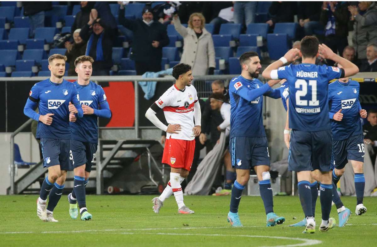 Nächste bittere Pille: Nachdem der VfB in Leverkusen verloren hat (2:4) und gegen den VfL Bochum das späte 1:1 kassiert hat, folgt in Hoffenheim am 25. Februar das neunte sieglose Spiel in Folge. Das Team führt bis kurz vor Schluss, kassiert dann aber noch zwei Gegentore zum 1:2. Entsprechend mies ist die Stimmung.