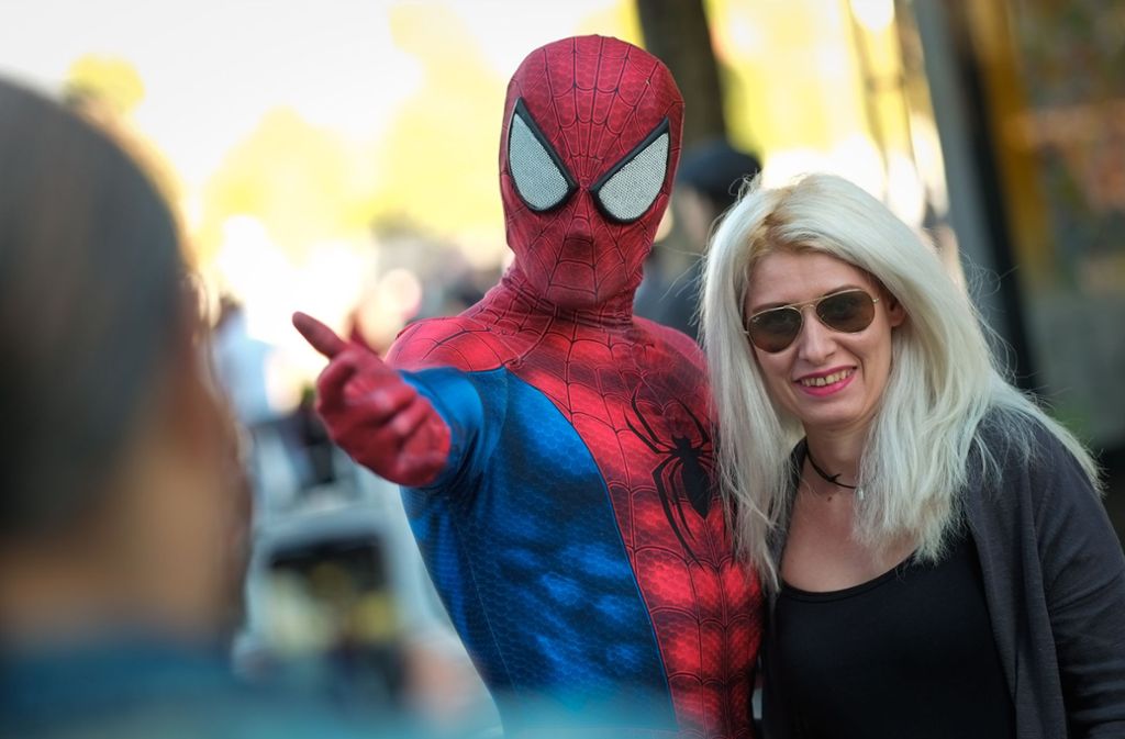 Auch Erwachsene lassen sich gerne mit Spiderman ablichten.