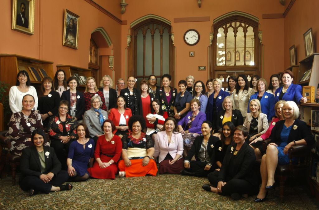 Ein denkwürdiges Bild: Zum 125-Jahr-Jubiläum des Frauenwahlrechts stellten die neuseeländischen Parlamentarierinnen ein Schwarz-Weiß-Foto der neuseeländischen Abgeordneten aus dem Jahr 1905 nach, das nur Männer zeigte.