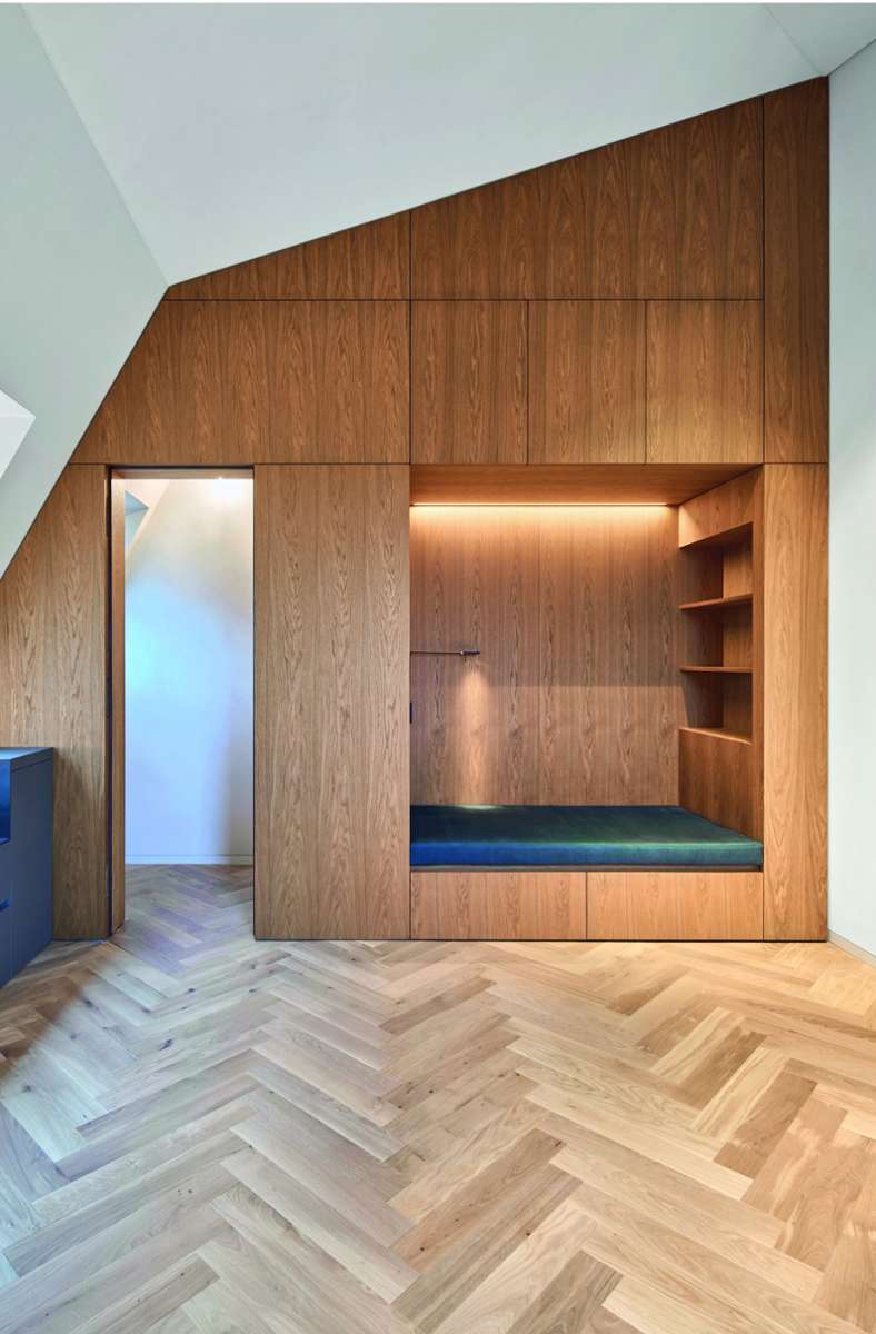 Und hier ein „Best of Interior“-Beispiel mit passgenauen Einbauten inclusive Sitznische von Sven Petzold und Tobias Petri von Holzrausch.