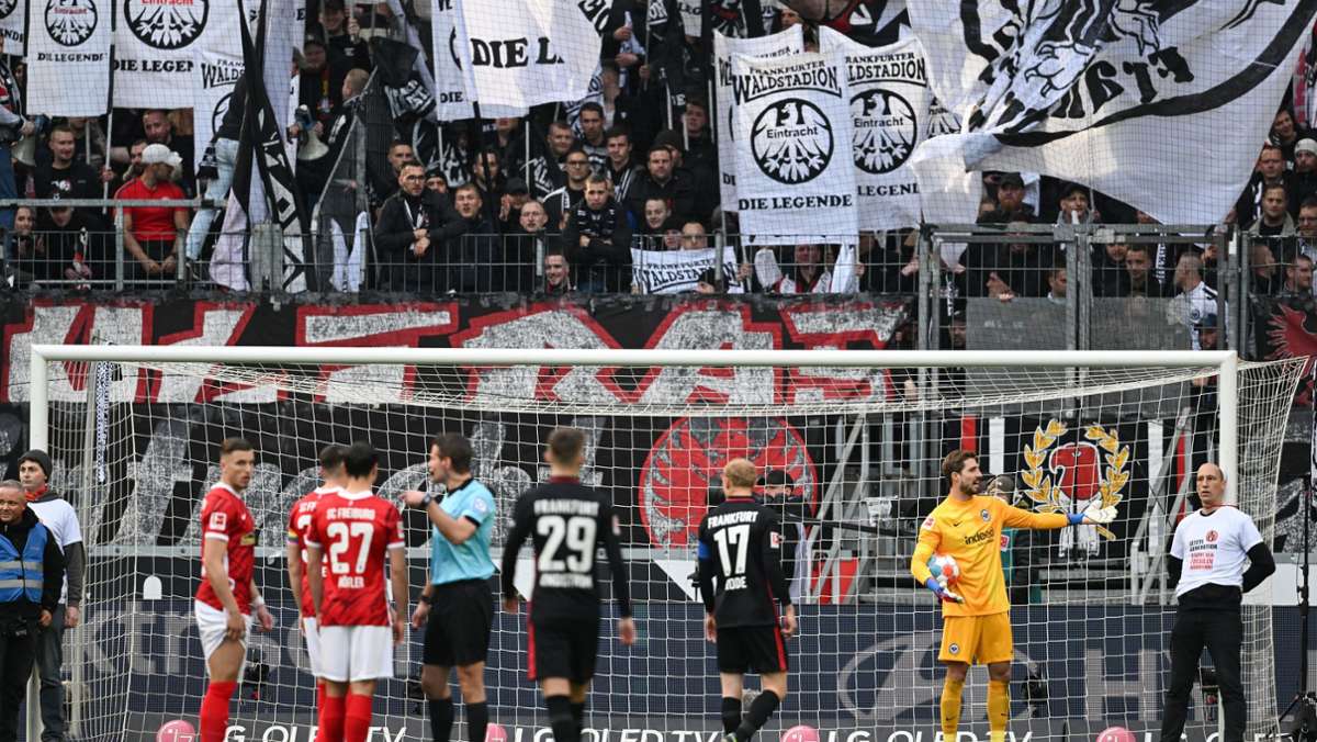 Eintracht Frankfurt gegen SC Freiburg: Zwei Fans machen sich an Tor fest – Spiel unterbrochen
