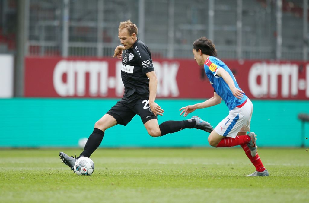 Im Spiel bei Holstein Kiel läuft Holger Badstuber (links) zwar Jae-Sung Lee davon – die 2:3-Niederlage kann aber auch der frühere Nationalspieler nicht verhindern.