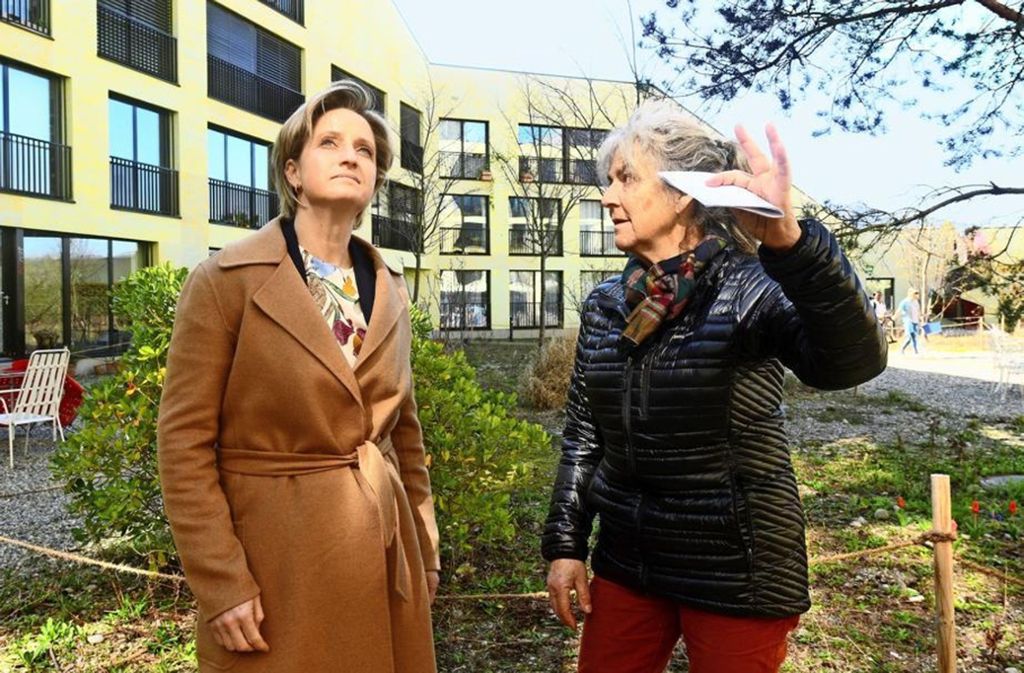 Ruth Gurny (rechts) von der Genossenschaft Kalkbreite zeigt Ministerin Nicole Hoffmeister-Kraut den Innenhof.