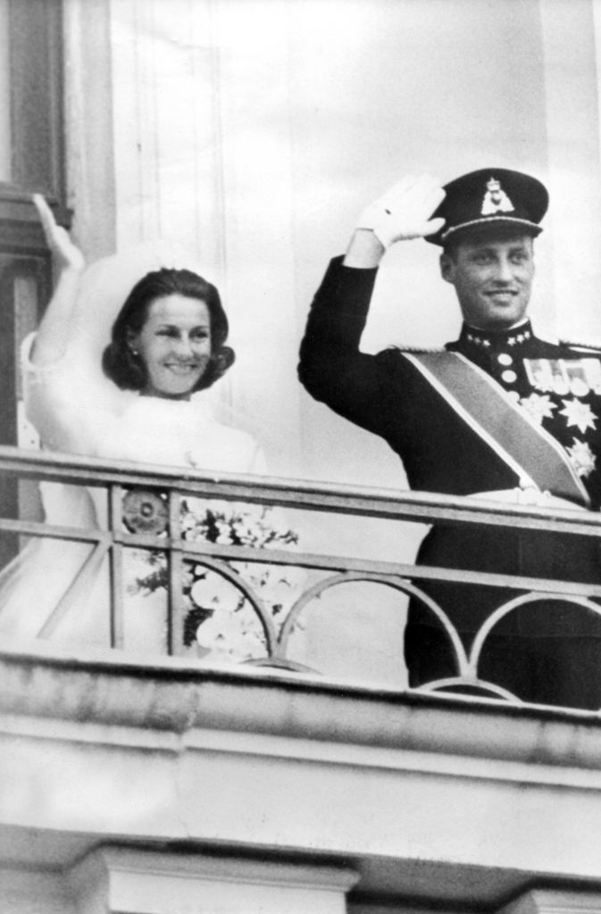 Das frisch getraute Paar, Kronprinzessin Sonja und Kronprinz Harald von Norwegen, winken vom Balkon des Königlichen Schlosses nach ihrer Hochzeit der wartenden Bevölkerung zu. Viele boykottierten jedoch ihre Hochzeit.