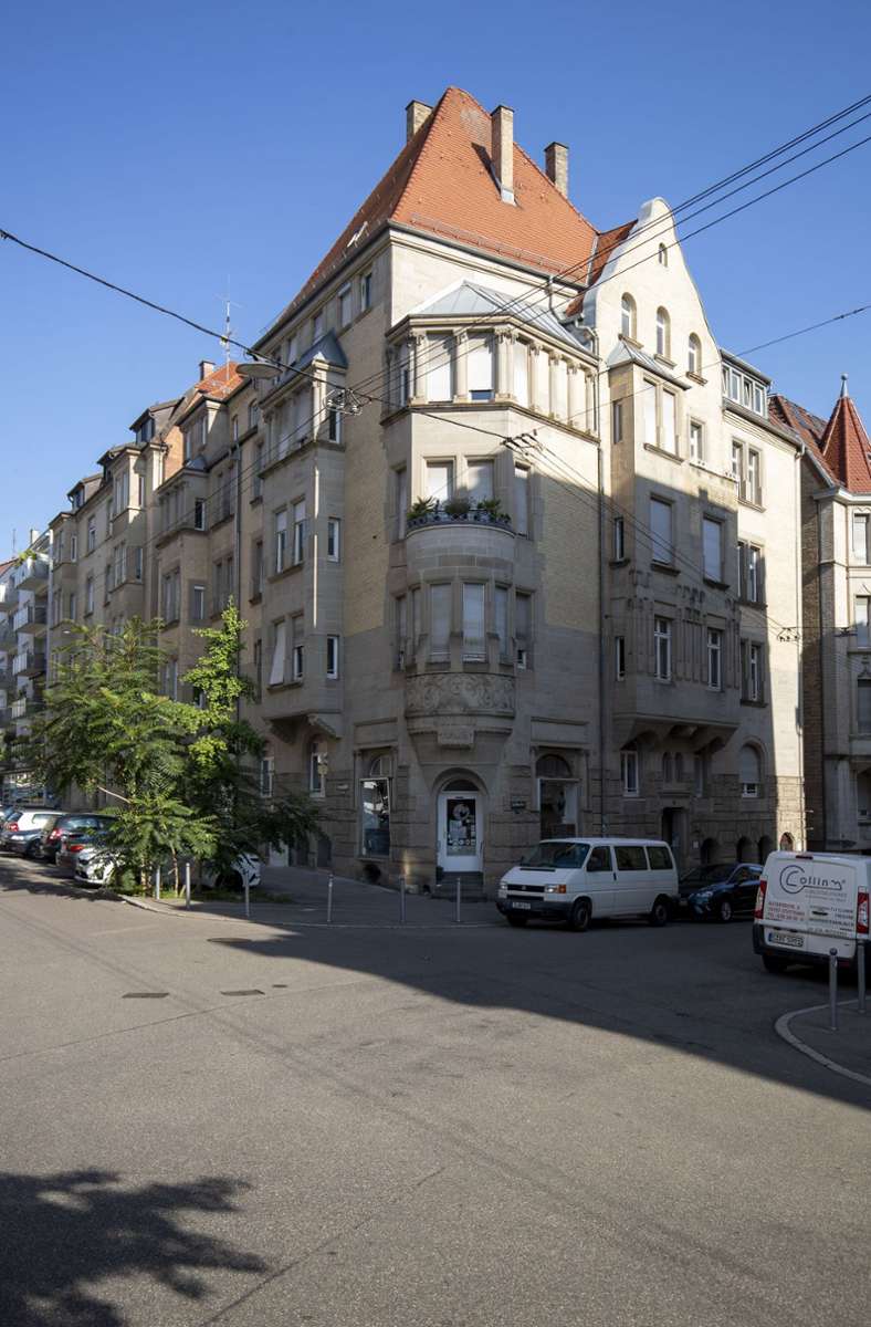 Blick auf das Eckhaus – Gutbrodstraße 1, in dem es eine leider geschlossene Konditorei namens „Tarte und Törtchen“ gab. Die Straße ist nicht nach dem Bäckereihandwerk benannt und auch nicht nach dem Architekten Rolf Gutbrod, sondern . . .
