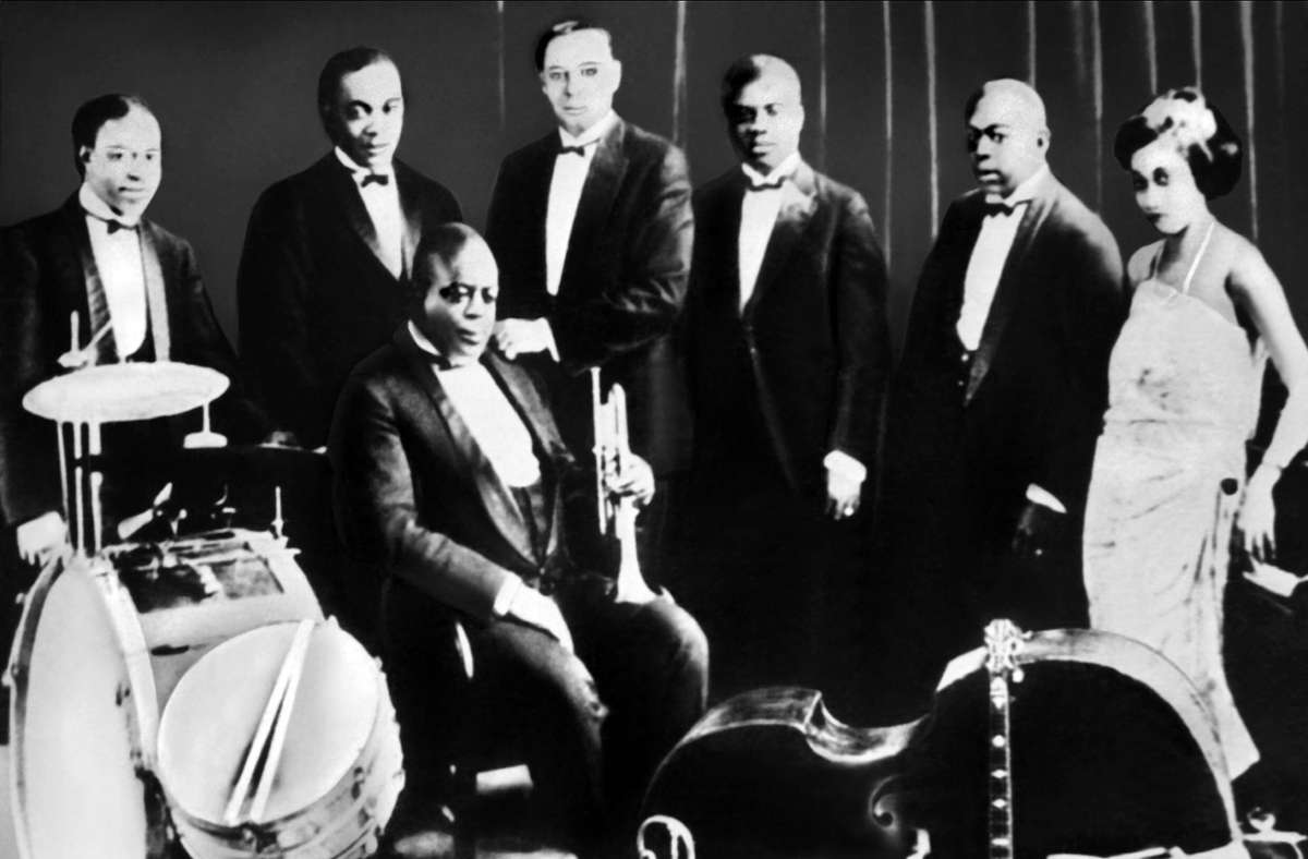 Die Band von King Oliver, in der Louis Armstrong seine erste große Chance auf Wirkung über New Orleans hinaus bekam. Die Pianistin Lil Hardin (rechts) wurde die zweite Ehefrau des insgsamt vier mal Verheirateten.
