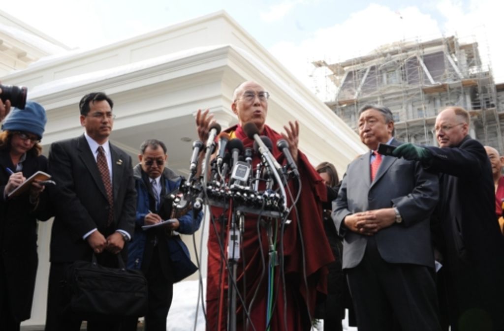 Immer wieder trifft sich der Dalai Lama öffentlichkeitswirksam mit Spitzenpolitikern – dieses Foto zeigt ihn nach einem Besuch im Weißen Haus in Washington 2010. Insgesamt hat der Dalai Lama 67 Länder bereist – Tibet ist nicht darunter.