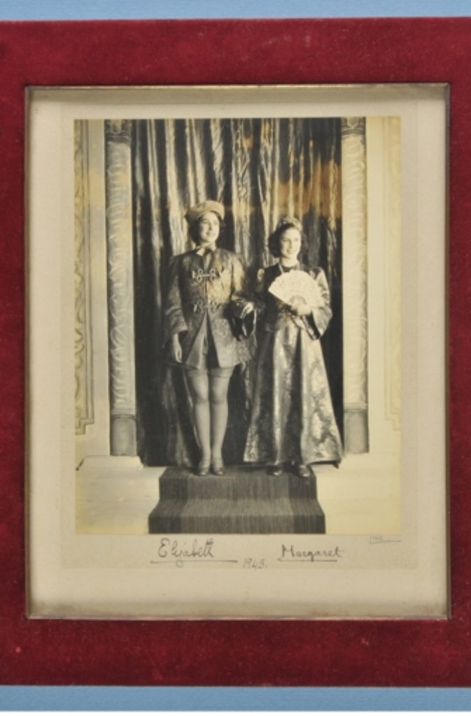 Elizabeth und Margaret 1943 in dem Stück "Aladdin".