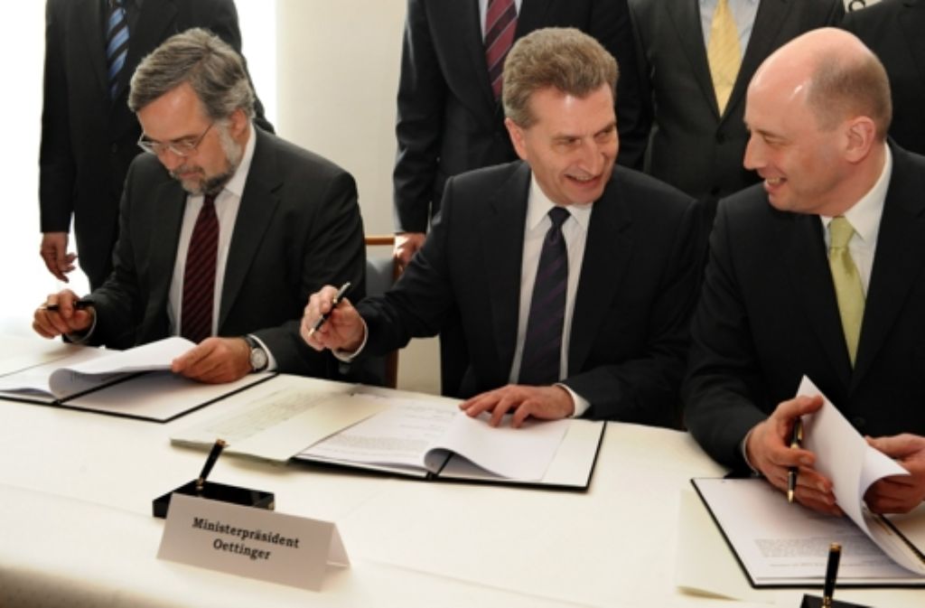 April 2009: Stefan Garber vom Vorstand der Deutschen Bahn (links), Günther Oettinger (Mitte) und Bundesverkehrsminister Wolfgang Tiefensee (rechts) unterzeichnen im Stuttgarter Staatsministerium die Finanzierungsverträge.