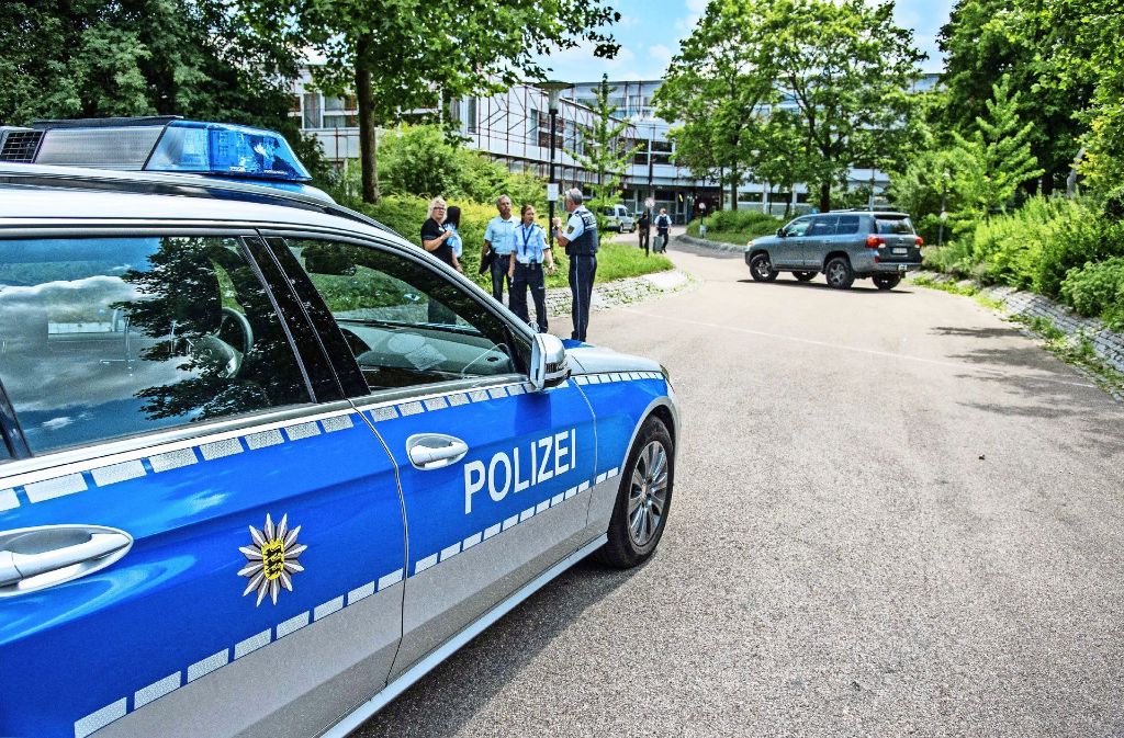 Die Polizei rückte am Montag mit einem Großaufgebot zur Esslinger Friedrich-Ebert-Schule aus.
