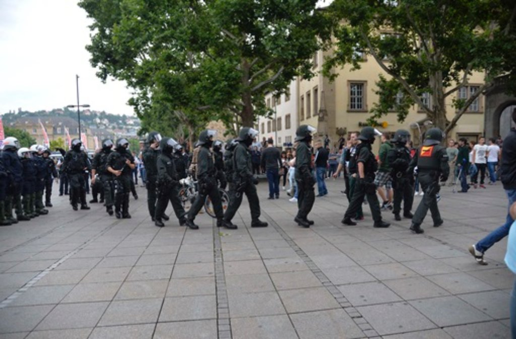 Auf dem Schlossplatz in Stuttgart kam es Samstag zu Zusammenstößern zwischen verschiedenen Demonstranten-Gruppen. Die Polizei musst eingreifen.