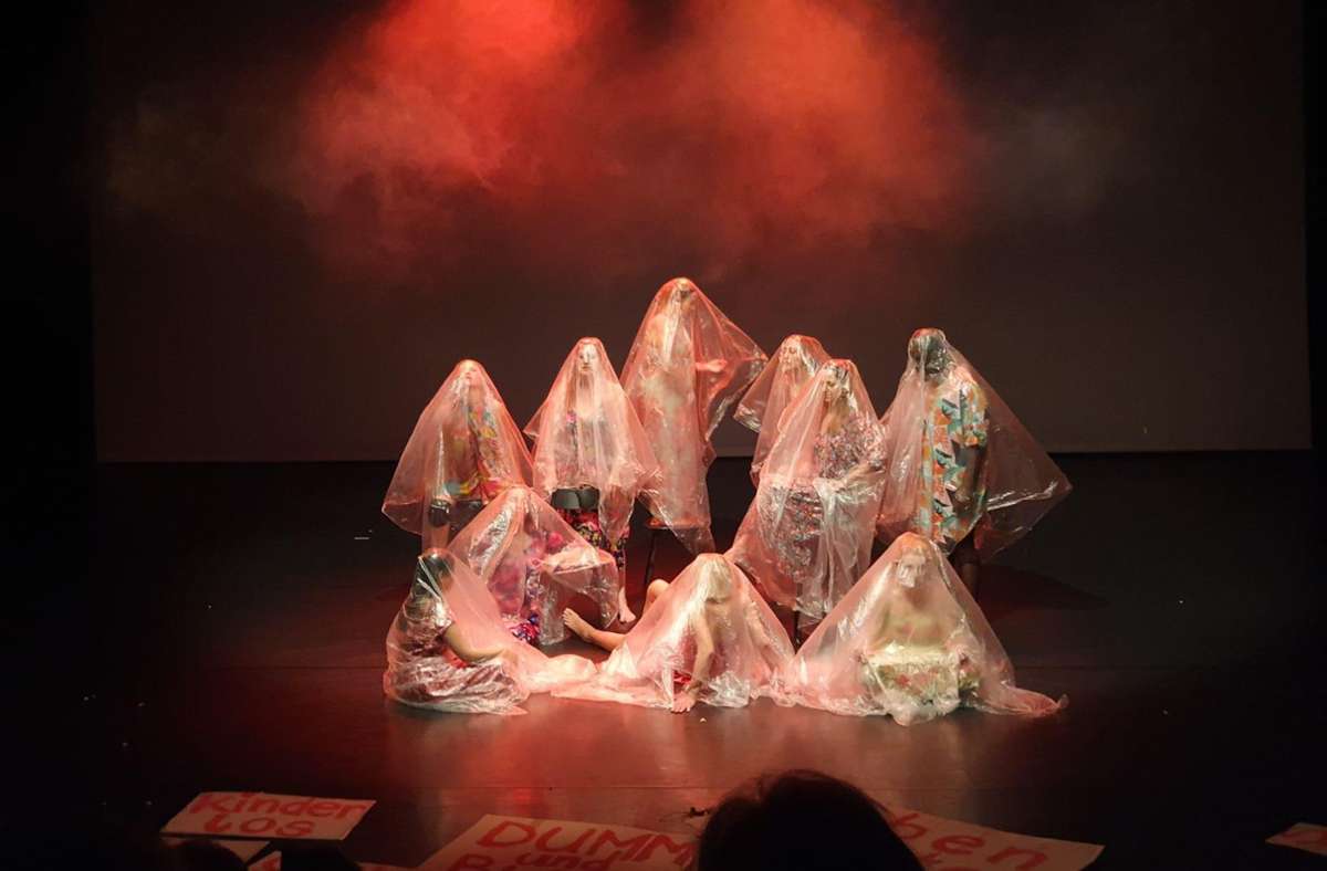 Die Salamaleque Dance Company denkt in ihrem Stück „Females Un-Covered“ über das Frausein heute nach. Foto: Salamaleque/FTTS