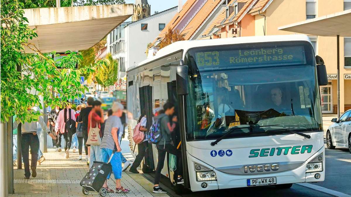 Chaos zwischen Gebersheim und Leonberg: Schüler an der Haltestelle: Kommt der Bus?